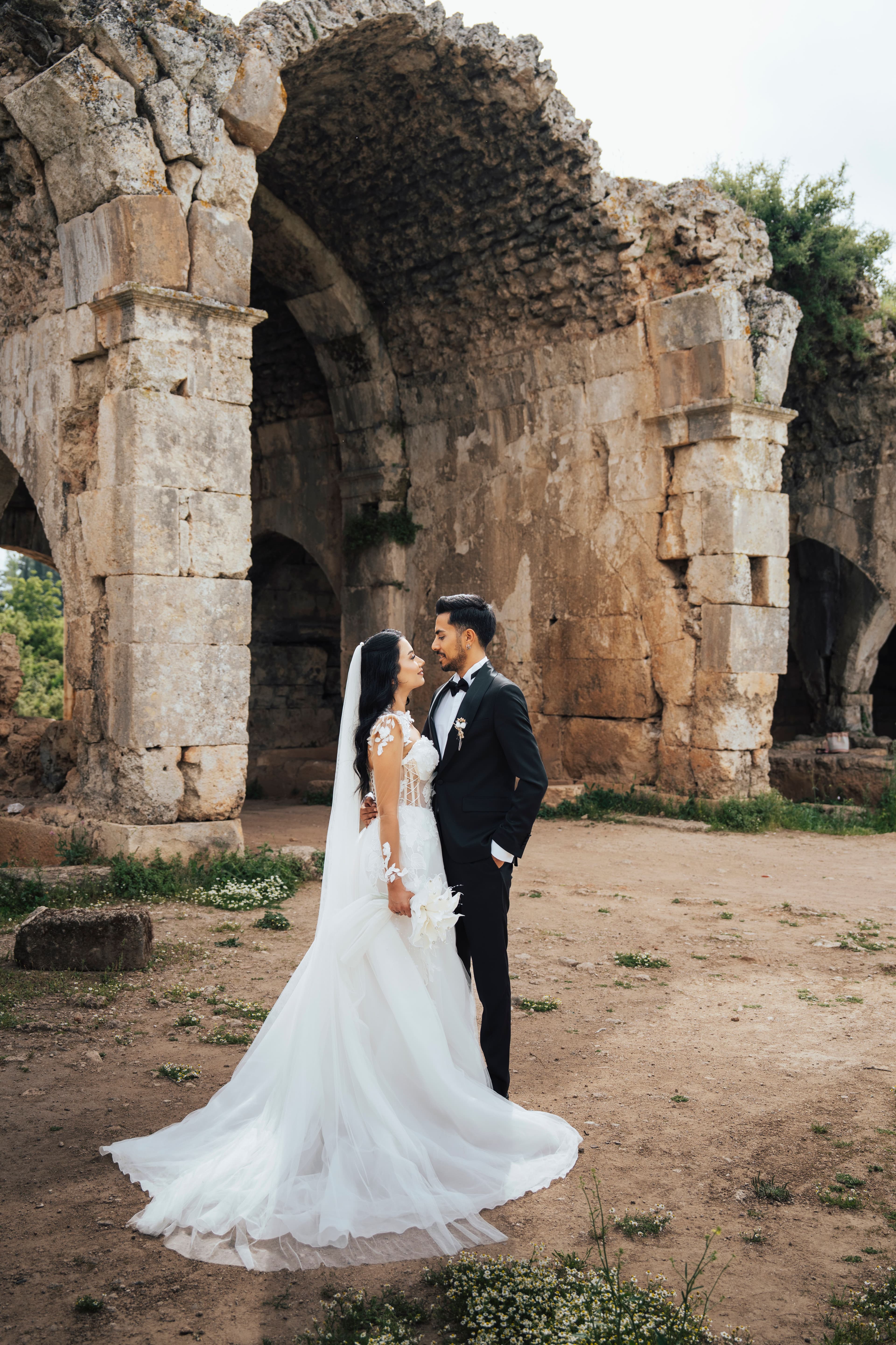 Romantic wedding in ancient ruins